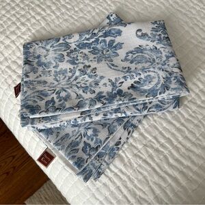 NWOT Set of 2 Indigo Blue and White Floral Pillow Shams, standard size